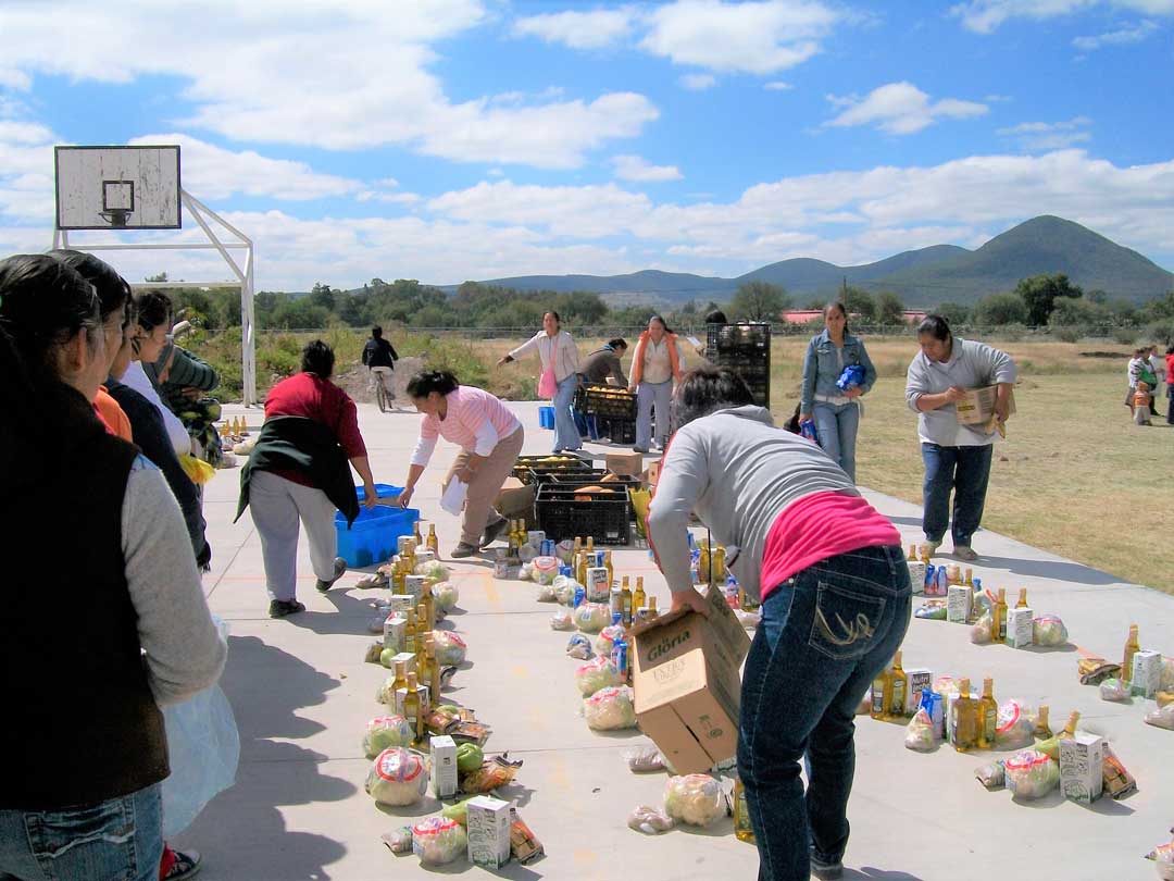 2.2-Entrega-de-paquetes-alimentarios-en-colonias